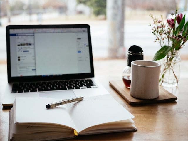 alat tulis dengan laptop